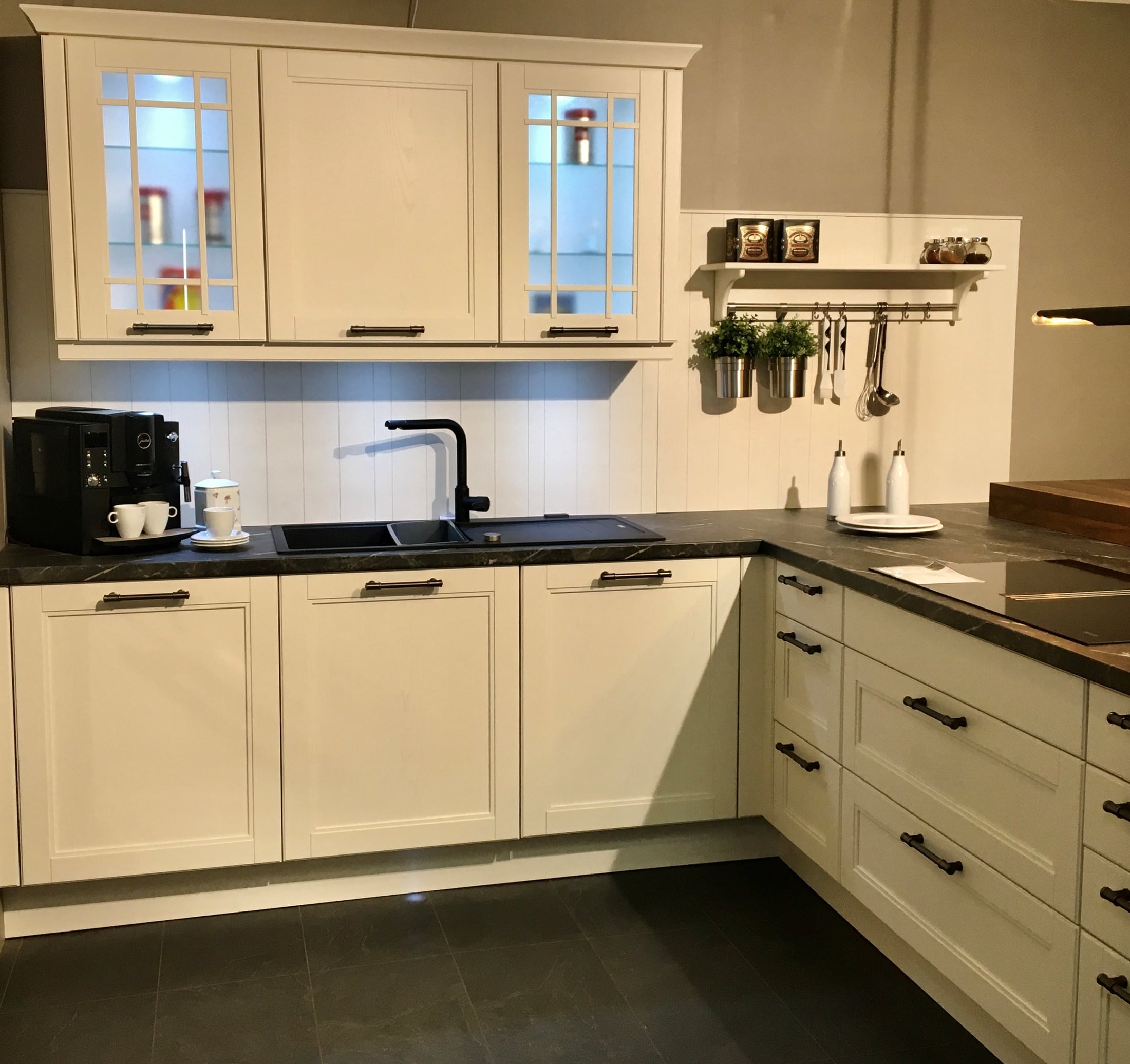 Landhausküche in Echtholz-Ausführung – Bild 2