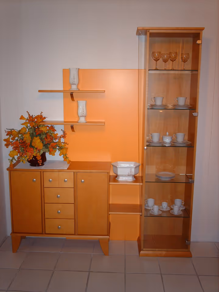 Kommode-Wandkombination mit Glasvitrine – Bild 1