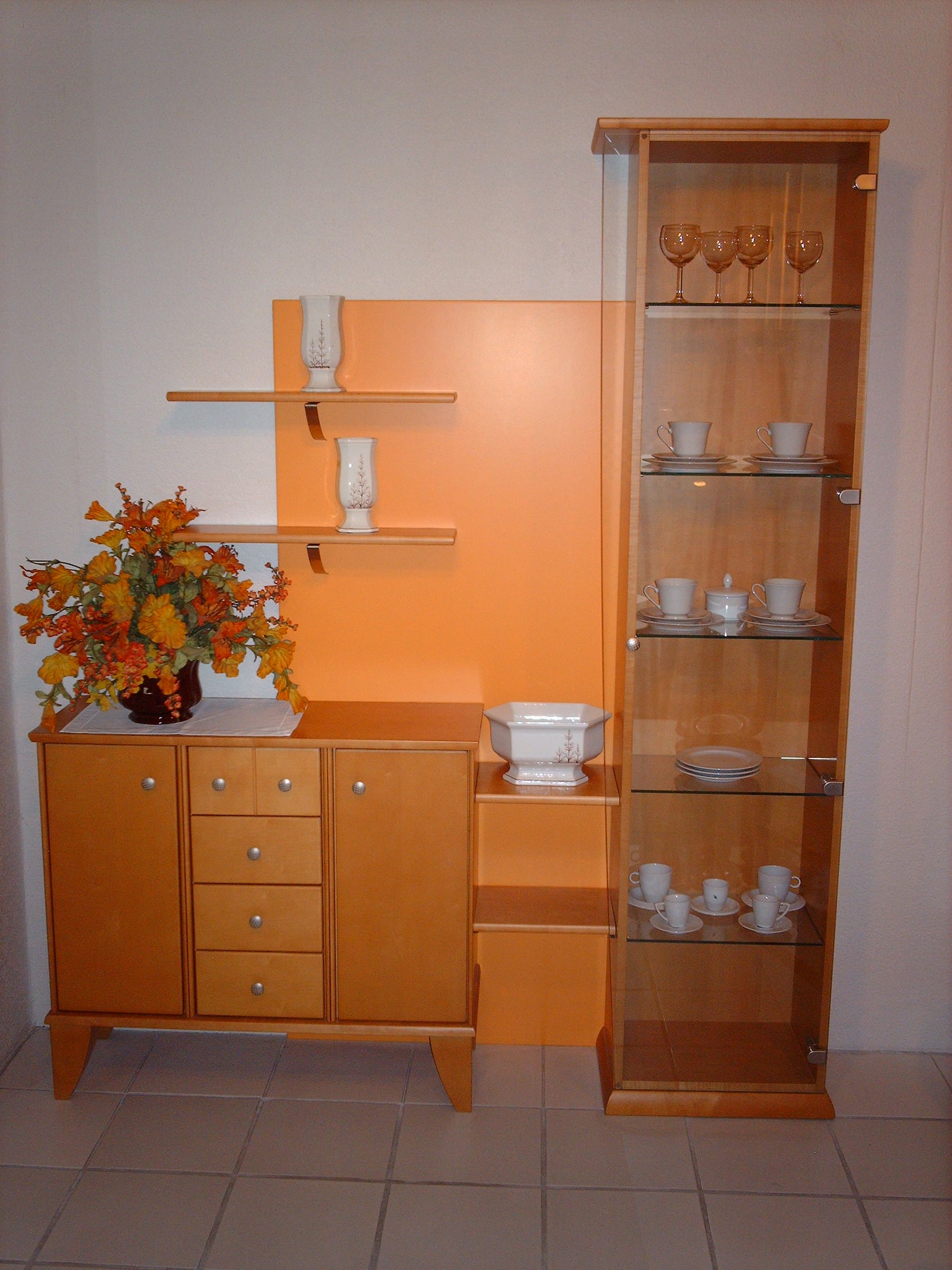 Kommode-Wandkombination mit Glasvitrine – Bild 1