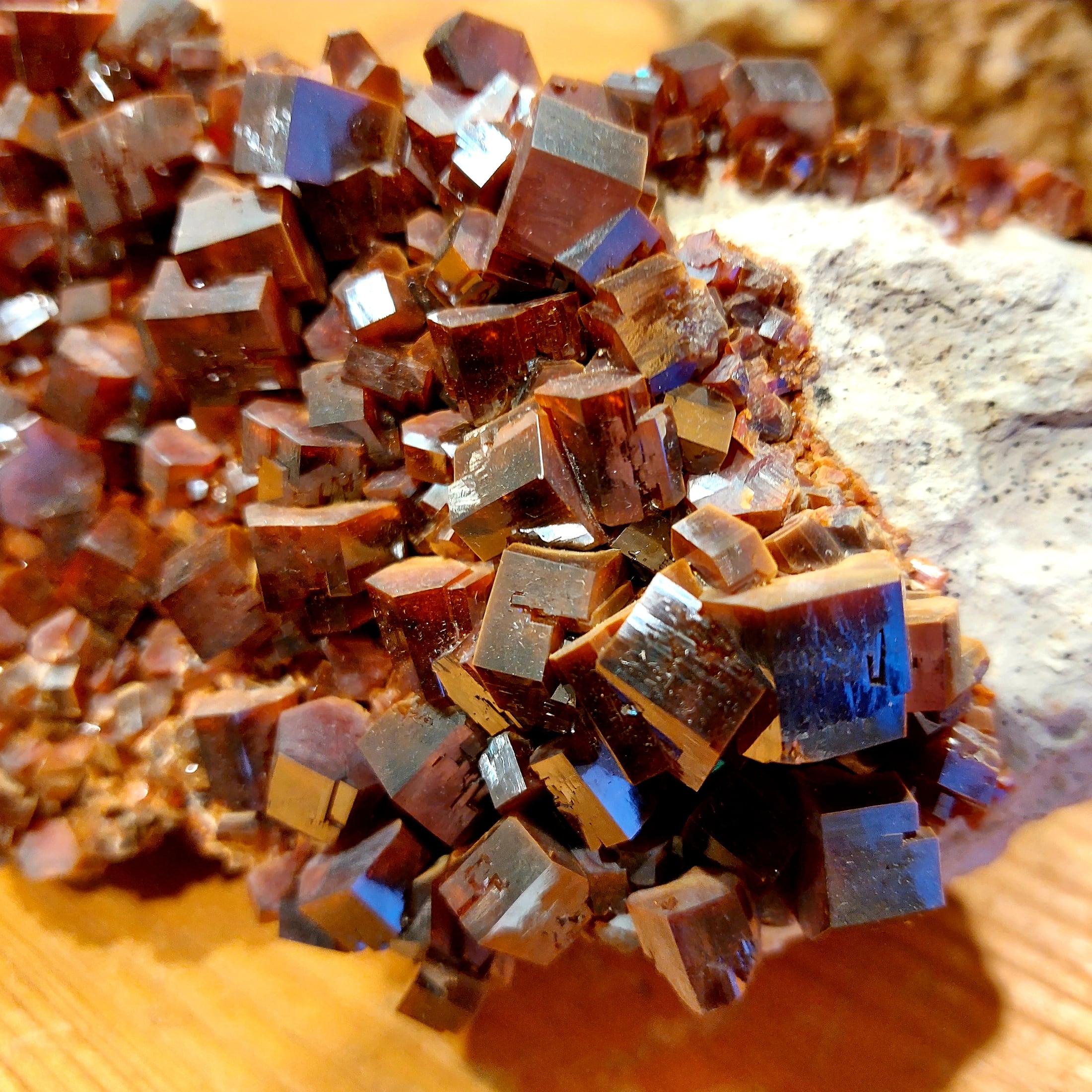 Vanadinit Kristallgruppe 4.324kg / Marokko – Bild 2
