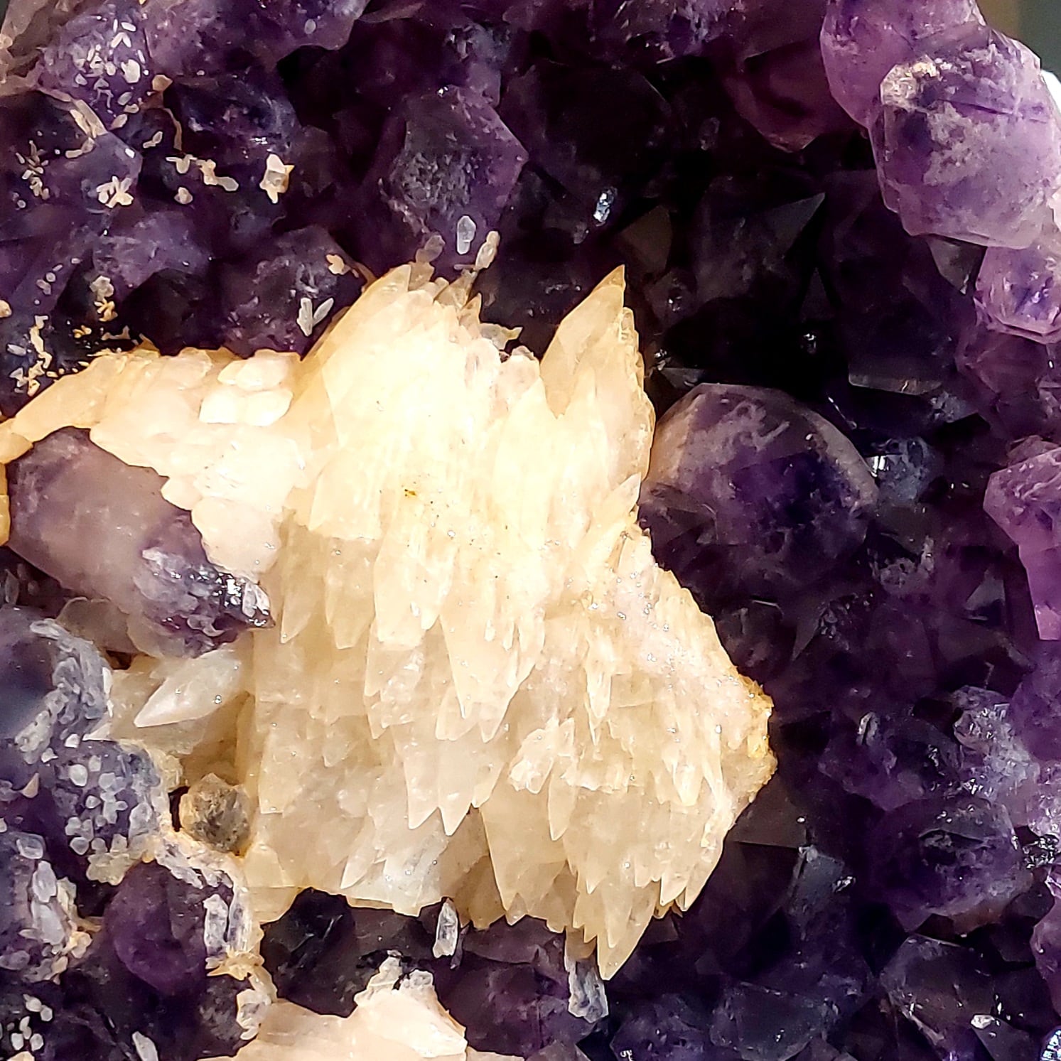 TOP AMETHYSTSTÜCK AUF STÄNDER – Bild 3