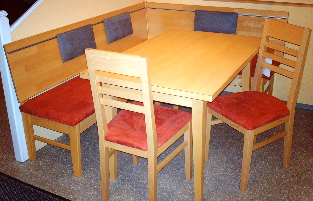 Eckbankgruppe 180 x 140 cm , Tisch, 2 Stühle – Bild 1
