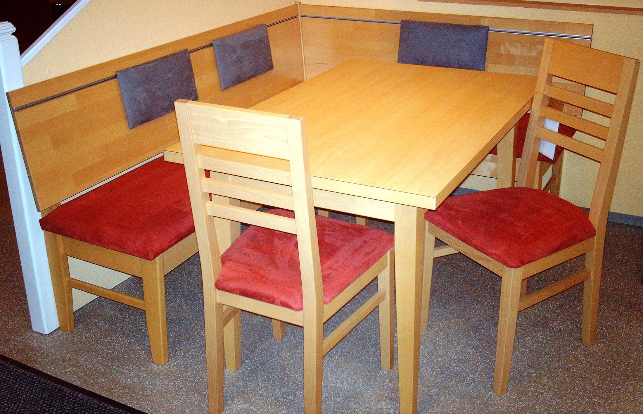 Eckbankgruppe 180 x 140 cm , Tisch, 2 Stühle – Bild 1
