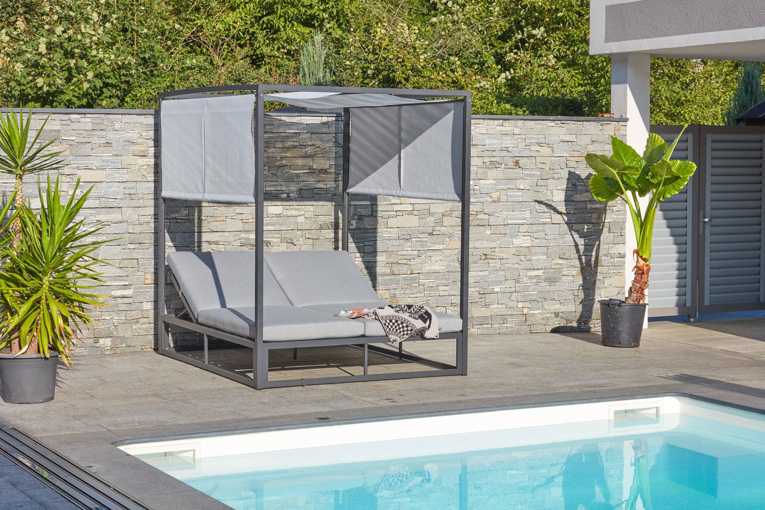 Garten-Liegebett mit Dach – Bild 1
